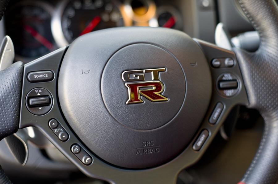  Nissan GT-R 2014 года  (фото 71 из 80)